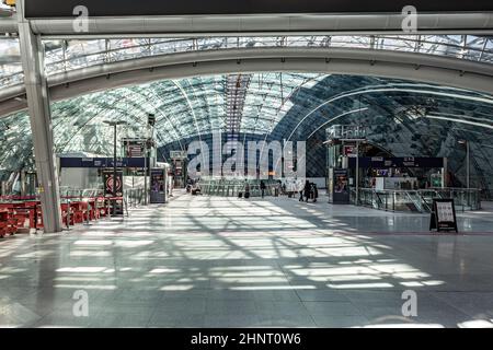 Moderno edificio di uffici chiamato la piazza al terminal 1 dell'aeroporto internazionale di Francoforte Foto Stock