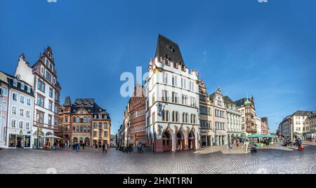 Mercato medievale attraversare sulla piazza centrale. L'arcivescovo Henry i equipaggiò la croce nel 958 sul mercato principale della città, a Treviri, in Germania Foto Stock
