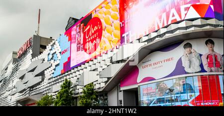 Enormi schermi colorati nell'edificio del centro commerciale Bangkok Thailand. Foto Stock