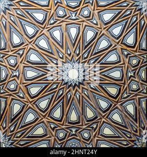 Decorazioni arabesche lingua e scanalatura assemblate, intarsiato con avorio ed ebano, porta della Minbar della Moschea al Rifai, il Cairo Foto Stock