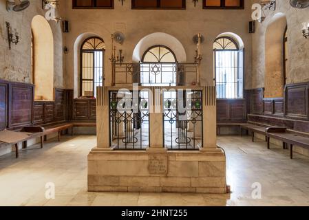 Interno della storica sinagoga ebraica Maimonides o della sinagoga di Stefano Moshe con altare di fronte, Cairo Egitto Foto Stock