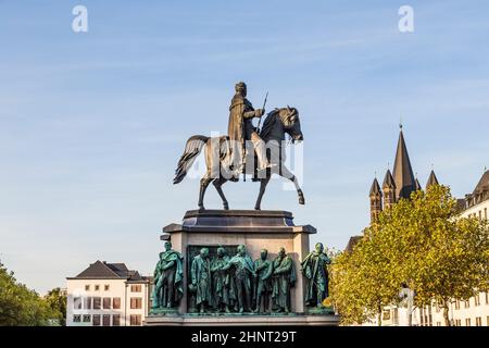 Monumento nel centro di Colonia del Kaiser Freidrich Wilhelm a Heumarkt Foto Stock