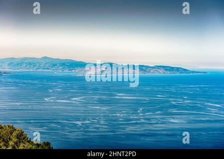 Vista panoramica aerea dello stretto di Messina, tra la punta orientale della Sicilia e la punta occidentale della Calabria nel sud dell'Italia, come si vede dal Foto Stock