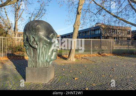 Statua di Konrad Adenauer creata dallo scultore Hubertus von Pilgrim nel maggio 1982. Foto Stock