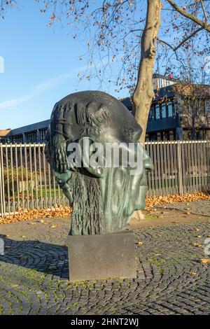 Statua di Konrad Adenauer creata dallo scultore Hubertus von Pilgrim nel maggio 1982. Foto Stock