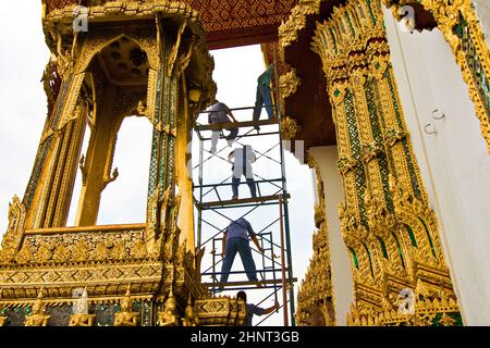 Il lavoratore rinnova il tempio nel Grand Palace Foto Stock