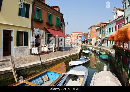 Belle case colorate della vecchia città di pescatori Burano nella laguna di Venezia Foto Stock