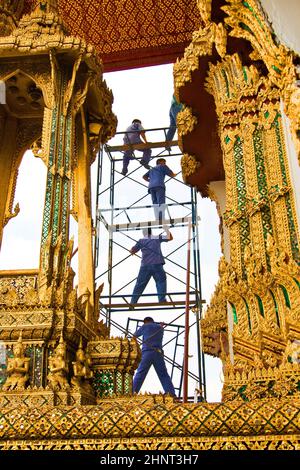 Il lavoratore rinnova il tempio nel Grand Palace Foto Stock