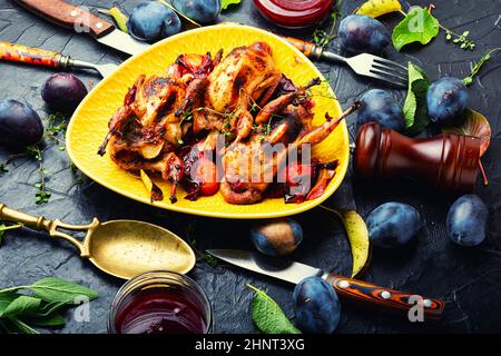 Gustosa quaglia arrosto in salsa di prugne. Carne con prugna. Foto Stock