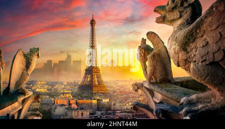 Vista sulla Torre Eiffel e chimere da Notre Dame de Paris, Francia Foto Stock