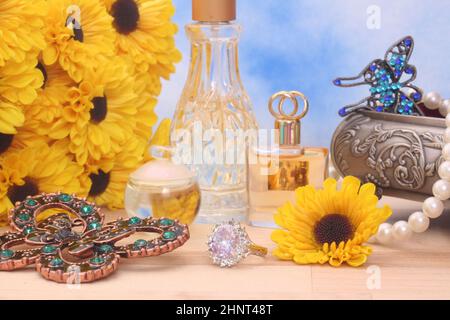 Anello con fiori gialli e scatola di Gioielli Foto Stock