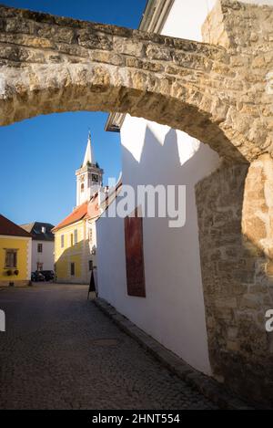 Vista di una torre della chiesa nella ruggine della città austriaca Foto Stock