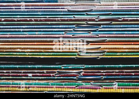 Pila di vecchi scomparti. Pila di giornali retrò. Riviste d'epoca giacciono l'una sull'altra. Sfondo colorato dalle pubblicazioni stampate Foto Stock