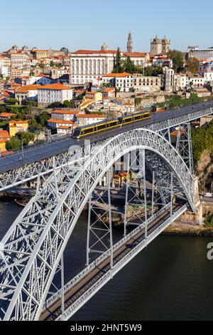 Porto Portogallo con ponte Dom Luis i Douro fiume con tram città viaggio ritratto formato Foto Stock