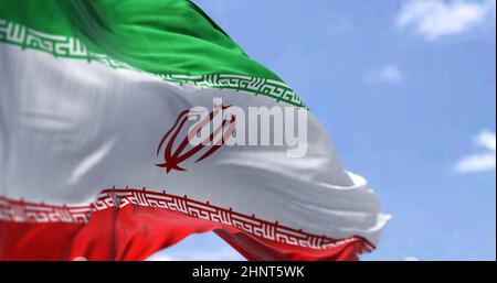 Dettaglio della bandiera nazionale dell'Iran che sventola nel vento in una giornata limpida. repubblica Islamica. Patriottismo. Paese dell'asia occidentale. Messa a fuoco selettiva. Foto Stock