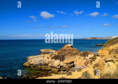 Algarve Portogallo, luoghi turistici da visitare in Europa. Turismo britannico in Portogallo. Viaggi estivi. Vista sulla spiaggia e giorni sulla spiaggia. Foto Stock