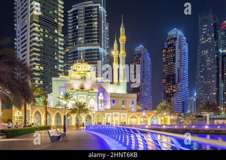 Moschea a Dubai Marina skyline architettura ricchezza viaggi di lusso di notte negli Emirati Arabi Uniti Foto Stock