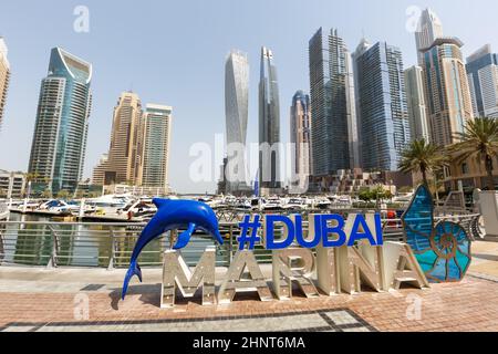 Il logo Dubai Marina e l'architettura del porto ricchezza viaggi di lusso negli Emirati Arabi Uniti Foto Stock