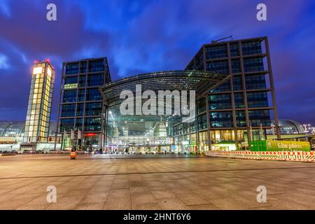La stazione ferroviaria principale di Berlino Hauptbahnhof Hbf treno moderna architettura al crepuscolo in Germania Foto Stock