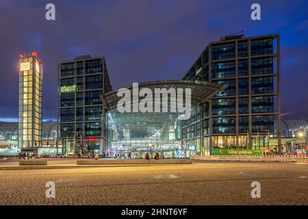 La stazione ferroviaria principale di Berlino Hauptbahnhof Hbf treno moderna architettura al crepuscolo in Germania Foto Stock