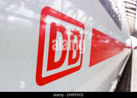 CARTELLO CON il logo DB su un treno AD alta velocità ICE alla stazione ferroviaria principale di Colonia Köln Hauptbahnhof Hbf in Germania Foto Stock