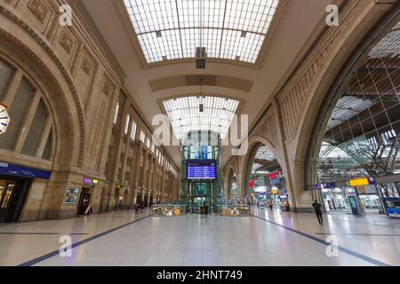 Stazione ferroviaria principale di Lipsia Hauptbahnhof Hbf in Germania Deutsche Bahn DB Foto Stock