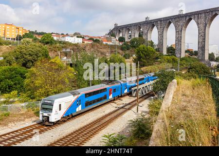 Treno ferroviario di Fertagus all'acquedotto Aqueduto das Aguas Livres a Lisbona Lisboa Portogallo Foto Stock