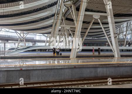 Treni ad alta velocità alla Stazione ferroviaria di Pechino Sud in Cina Foto Stock