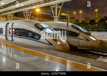 Siemens Velaro CN CRH3 treni ad alta velocità alla stazione ferroviaria di Shanghai Hongqiao in Cina Foto Stock