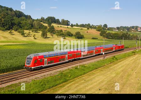 Treno regionale di bwegt gestito da DB Regio Deutsche Bahn a Uhingen, Germania Foto Stock