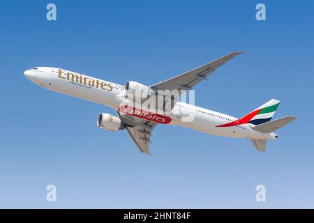 Emirates Boeing 777-300ER aereo aeroporto di Dubai negli Emirati Arabi Uniti Foto Stock