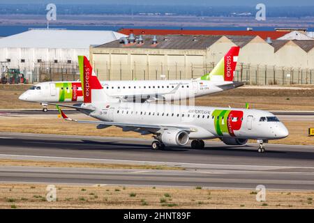 TOCCARE Portugal Express Embraer 190 aereo aeroporto di Lisbona in Portogallo Foto Stock