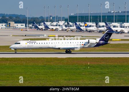 Lufthansa CityLine Bombardier CRJ-900 aereo Aeroporto di Monaco in Germania Foto Stock