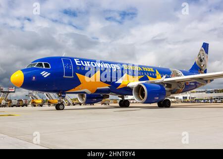 Eurowings Airbus A320 aereo Aeroporto di Stoccarda in Germania Europa Park livrea speciale Foto Stock