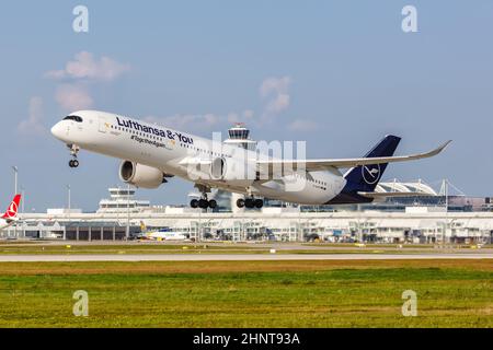 Lufthansa Airbus A350-900 aereo Aeroporto di Monaco in Germania Foto Stock
