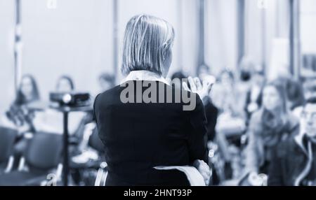 Femmina altoparlante pubblico dando parlare a eventi aziendali. Foto Stock