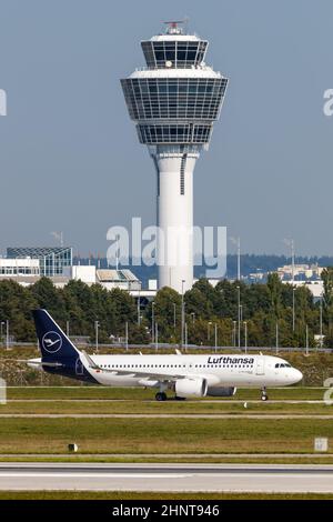 Lufthansa Airbus A320neo aereo ritratto formato aeroporto di Monaco in Germania Foto Stock