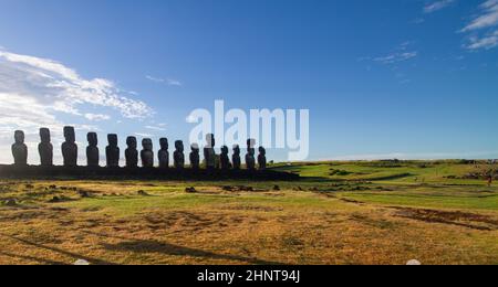 Alba sopra le sculture di pietra Moai a AHU Tongariki, isola di Pasqua, Cile. Foto Stock