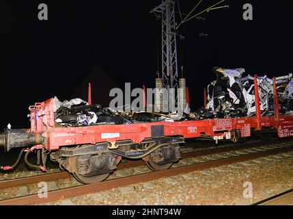 L'auto in crash viene trasportata via. L'auto si schiantava con il treno. La donna pilota è morta Foto Stock