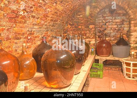 Demijohns vintage in una cantina tradizionale. Bottiglie di vino demijohn Foto Stock