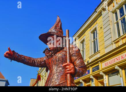 Statua vivente della strega. Statua dal vivo della strega. Statua vivente artista di strada. Foto Stock