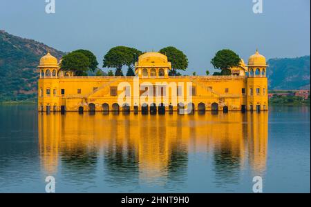 Water Palace (Jal Mahal) nel lago Man Sagar. Jaipur, Rajasthan, India. 18th secolo. Il palazzo Dzhal-Mahal Foto Stock