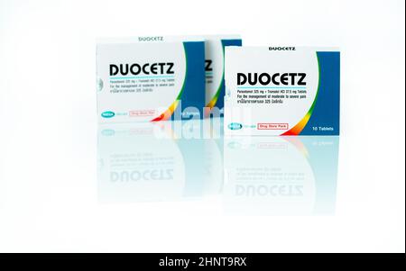 CHONBURI, THAILANDIA-22 NOVEMBRE 2021 : Duocetz prodotto da MEGA LIFESCIENCES. Compresse di paracetamolo e tramadolo in confezioni di carta. Medicina antidolorifico. Acetaminofene e tramadolo in confezione. Foto Stock