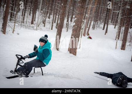 22nd del 2020 febbraio, Russia, Tomsk, ragazzo con smartphone Foto Stock