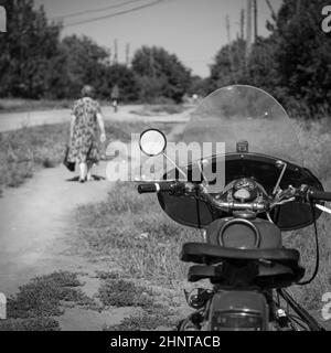 18th del 2020 luglio, Russia, Altay, vintage motobike con specchio retrovisore Foto Stock