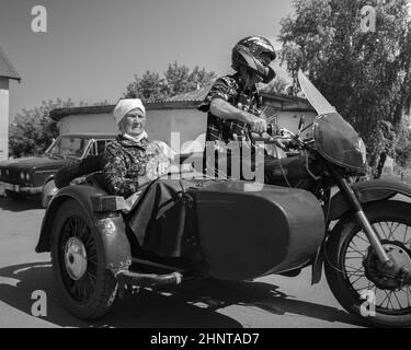 18th del 2020 luglio, Russia, Altay, vecchia donna in sidecar moto Foto Stock