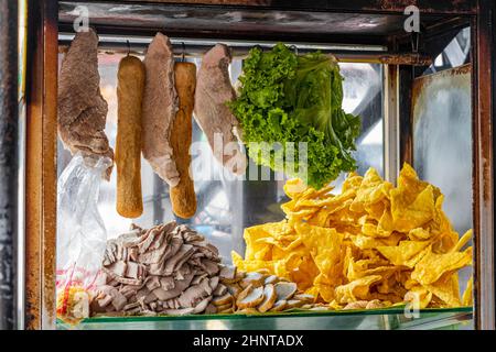 Ingredienti prodotti a base di carne e verdure THAI Street food Bangkok Thailandia. Foto Stock