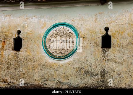 Segni di nomi sulle case del villaggio sassone Viscri in Romania Foto Stock