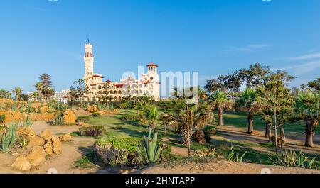 Parco pubblico di Montaza con palazzo reale alla fine, Alessandria, Egitto Foto Stock