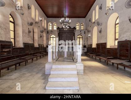 Interno della storica sinagoga ebraica Maimonides o della sinagoga di Stefano Moshe con altare di fronte, Cairo Egitto Foto Stock